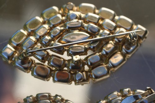 Vintage *PAT. 2583985* THIRD EYE PIN & EARRINGS SET PURPLE & CLEAR STONE L@@K!! - Picture 4 of 13