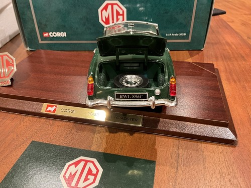 Corgi 95106 MG MGB Roadster Green 1963 wooden plinth 1/18 Scale - Picture 7 of 9