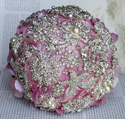 Bouquet gioiello realizzato a mano in Rosa e Grigio Bouquet gioiello realizzato a mano in Rosa e Grigio