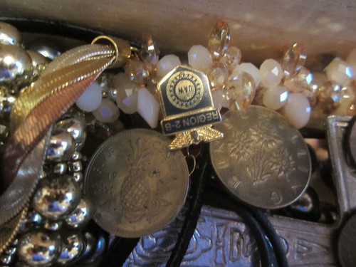 junk drawer lot jewelry lot gold tone silver tone old coins old watch earrings - Bild 14 von 24