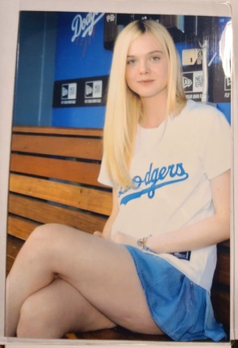 Elle Fanning Schauspielerin - Dodgers T-Shirt - 4x6 Foto - glänzend - Bild 2 von 4