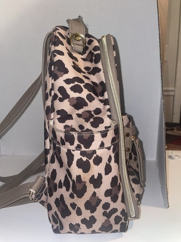 ¡Nuevo lanzamiento!  "Mini bolsa de pañales Itzy Ritzy leopardo mochila 16""x 9""x 6" - Imagen 4 de 18
