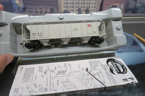 ATHEARN RTR HO SCALE #93740 MILW ROAD 98046 PS 2893 COVERED HOPPER! W/KADEE'S! - Picture 4 of 23