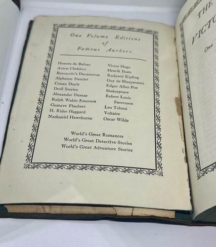 1928 One Volume Edition of "The Works of Victor Hugo" by Walter J. Black, Inc. - Foto 5 di 9