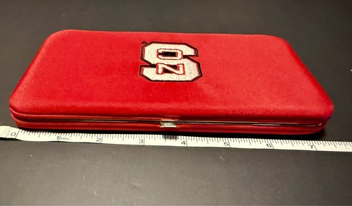 NC State Game Day Cartera de Terciopelo Rojo Organizador con Licencia NCAA - Imagen 7 de 7