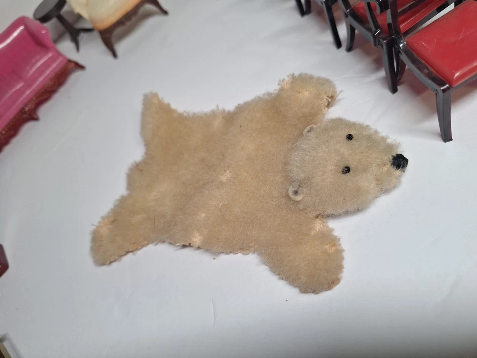 Lote surtido vintage de muebles para casa de muñecas Renwal de 17 piezas máquina de coser, sofá Foto 4 de 4