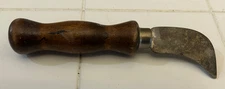 UNBRANDED CARPET LINOLEUM 7-1/2" KNIFE / TOOL WITH WOOD HANDLE- VINTAGE