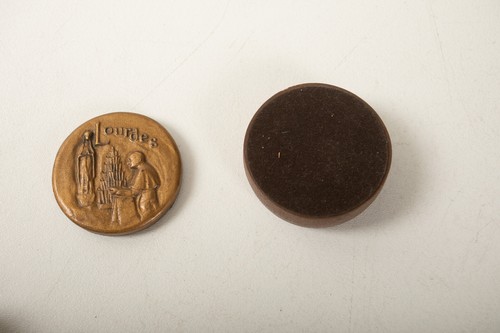 Lourdes Plaster & Wood Trinket Box (B9C/JSF6) Gold & Brown Felt Base - Picture 6 of 7