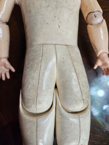 Antike Puppe, Kind Haut Körper Gelenke Holz Arme Compo Kopf offener Mund feste Augen - Bild 6 von 8