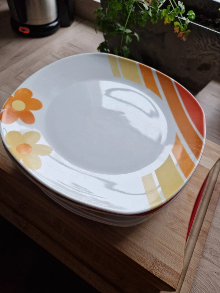 Tellerset Gebraucht Kostelos abzugeben Orangefarben mit Blumen