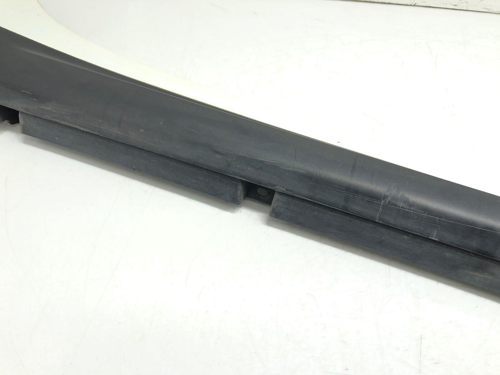 2014-2022 MASERATI GHIBLI RIGHT PASS SIDE SKIRT ROCKER PANEL OEM BIANCO WHITE.
