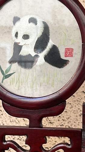 Vintage chinesischer Panda Seide doppelseitige Stickerei mit Schnitzerei Massivholz Ständer - Bild 3 von 14