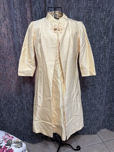 VINTAGE KLEID & MANTEL SET 60er-70er Jahre ? GELB MIT AUSGEFALLENER APPLIKATION SYLVIA ANN ETIKETT