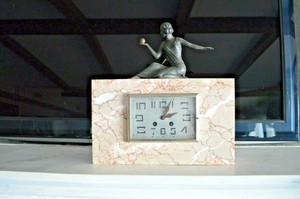 Art-Deco-Statue-Bronze-Marble-Clock-With-Key-Circa-1930-Shelf-Mantel-Collector