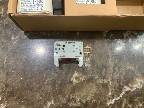 Eaton Bussmann 170M3567 690/700V 315A GKN/50 4 Cnt plus 1 new eaton microswitch - Picture 2 of 4