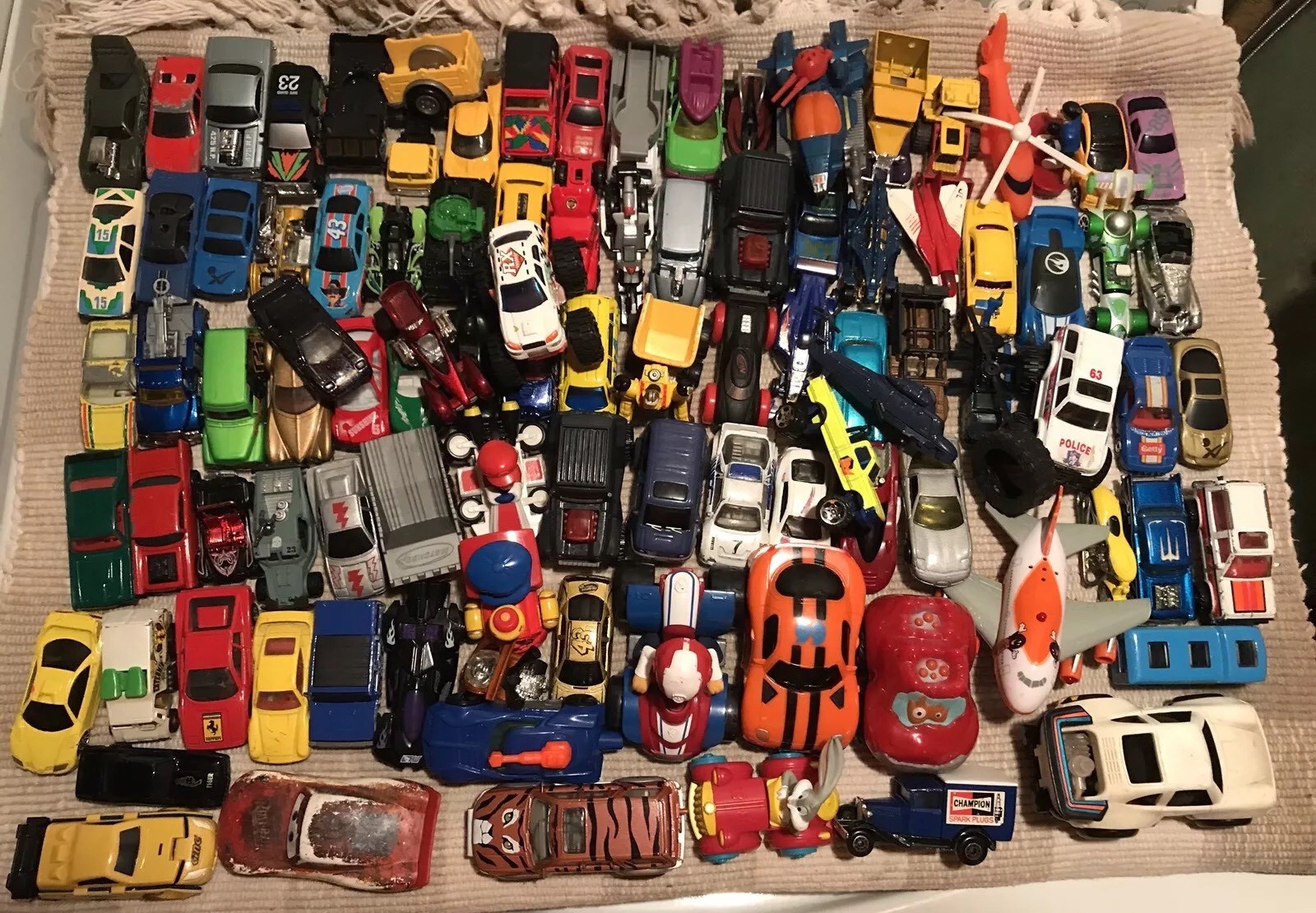 Enorme montón de 100 utilizado Hot Wheels Matchbox Y mucho más mixtas de los coches camiones Enorme montón de 100 utilizado Hot Wheels Matchbox Y mucho más mixtas de los coches camiones