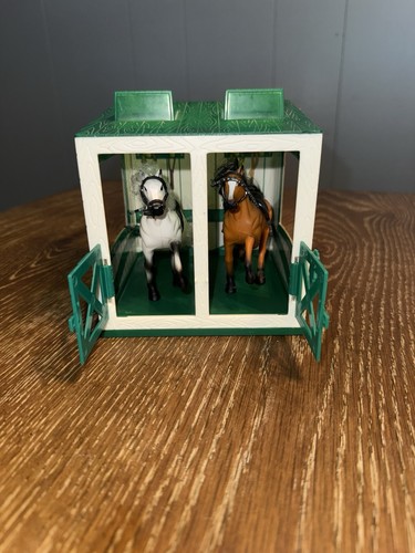 "Establo de caballos Kid Kore vintage con 2 mini caballos puertas verdes ~ juego de granero de 5x5""" - Imagen 3 de 16