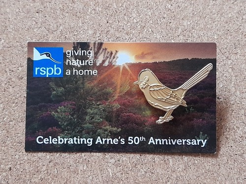 RSPB Golden DARTFORD WARBLER SPECIAL GNAH Charity Pin Badge Arnes 50th