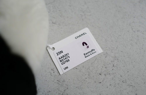 Orejeras Chanel 25N Coco Neige de piel de oveja en blanco y negro nuevas en caja - Imagen 9 de 20