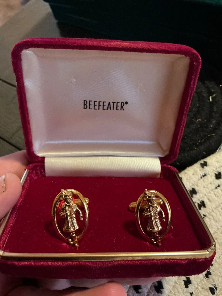 VINTAGE BEEFEATER CUFFLINKS GOLD FINISH - Image 1 of 2
