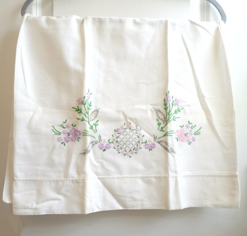 2 Vintage 1960s Hand Embroidered Pillowcases Cottagecore Flower Roses Lavender - Picture 10 of 13