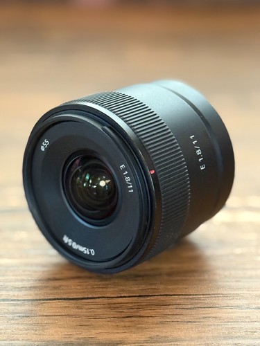 Near Mint Sony E 11mm F/1.8 Wide Angle APS-C Lens SEL11F18 - Picture 2 of 7