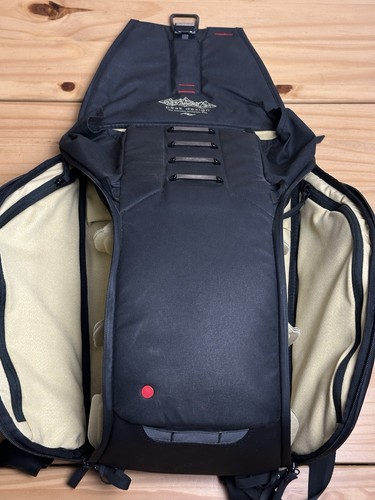 Peak Design X Leica Everyday Backpack V1 (20L, Black & RED) LIMITED EDITION - Picture 14 of 24