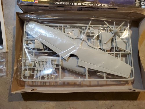 REVELL WWII P-51B MUSTANG 1:32 MODEL KIT NUOVO SCATOLA APERTA - Foto 10 di 14