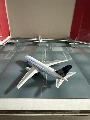 GJ II 400 scale die-cast model Continental B767-2ER Commercial Airliner N67158 - Picture 16 of 16