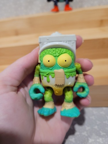 Grossery Gang Time Wars Spewy Loo & Bug Strike General Arak Actionfigur Set - Bild 2 von 7