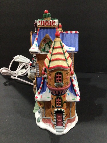 Lemax Sugar N Spice Christmas Village Illuminated Gingerbread Palace - Picture 3 of 12