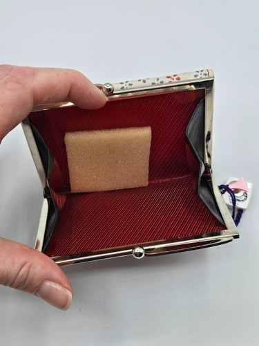 Portafoglio portamonete vintage giapponese rosso e nero a tre scomparti con ciondolo campana Omamori - Foto 8 di 13