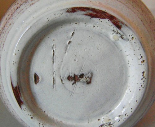 Vaso vintage in ceramica da studio: terracotta rossa smaltata bianca e marrone: firmato IW - Foto 7 di 7