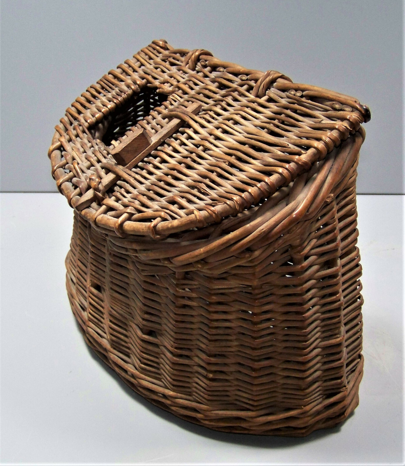 Vintage Heavy Wicker Fishing Fisherman Angler Creel Basket Integrated