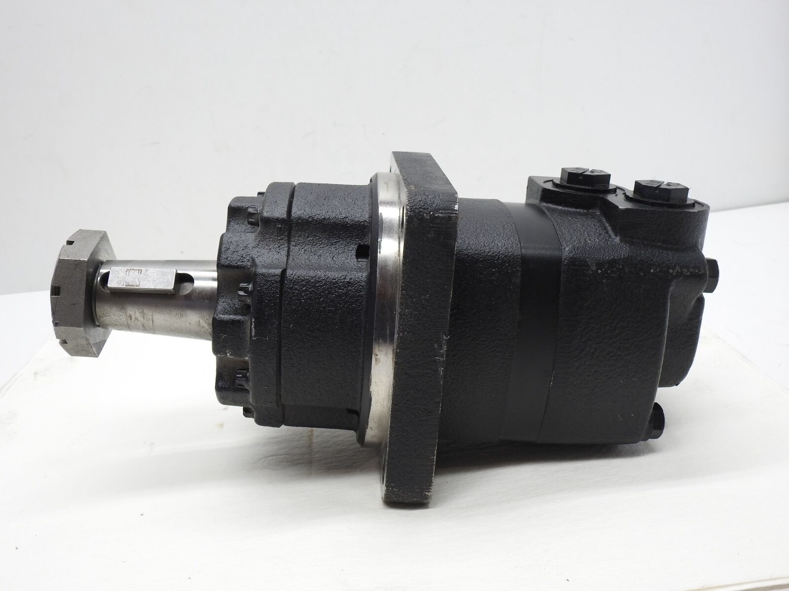 GENUINE Eaton 301533 / 7641 (4 Bolt Mounting Flange, Keyed Shaft 