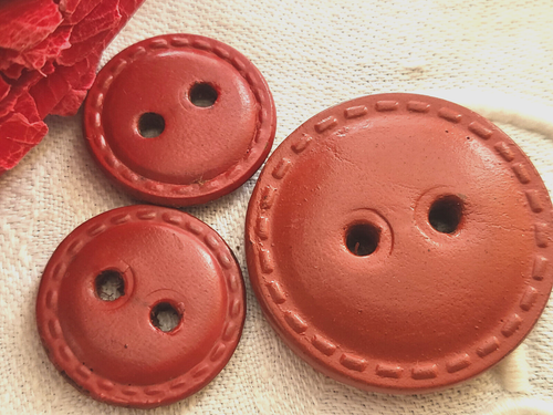 Lot De 24 Boutons Anciens Rouges 4 Trous - Diamètre 1.7 Cm, Vintage, Occasion