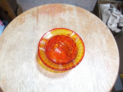 Vintage L.E. Smith Amberina Glass Daisy & Button 3-Footed Ashtray Trinket Dish - Picture 2 of 4