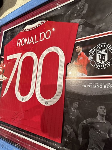 Camiseta Cristiano Ronaldo firmada por el Manchester United 700 goles - Imagen 6 de 7