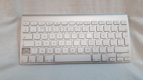 MISSING ONE KEY! Apple a1314 Genuine Original Wireless Keyboard UK Layout - Picture 3 of 12