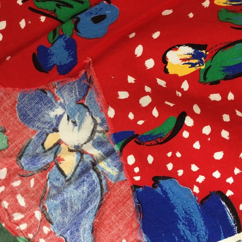 estampado cranston funciona vintage remanente tela estampado rojo con diseño floral azul - Imagen 3 de 7
