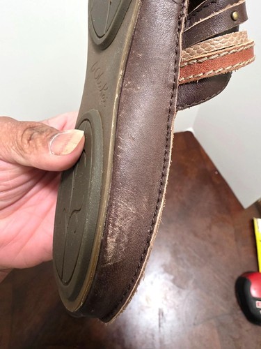 Sandalias sin cordones de cuero marrón artesanales OLUKAI para mujer con lazo en la punta y relieve - Imagen 10 de 10