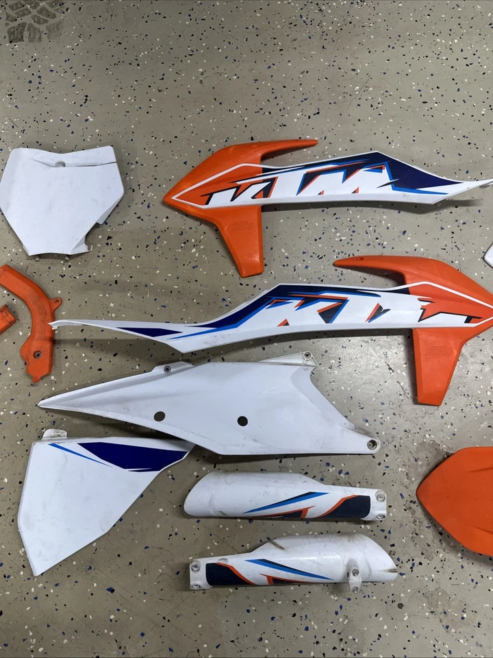 KTM 350XCF XCFW EXC 250 350 450 500 2022 kit de plástico protectores de horquilla cubiertas OEM Foto 3 de 4