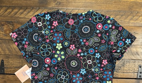 Neu mit Etikett Zavate Ava Therese Audrey 2-Pocket Stretch V-Ausschnitt Scrub Top schwarz Blumenmuster XS - Bild 6 von 9