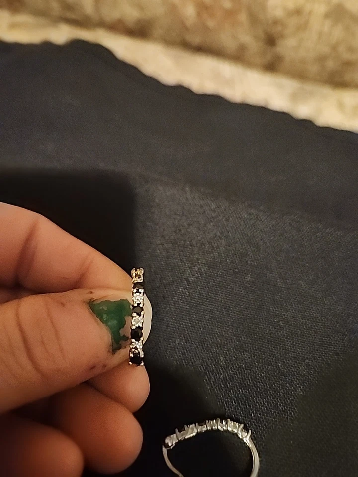 Pendientes de aro enchapados en oro de 14K con diamantes blancos y negros  Foto 3 de 3