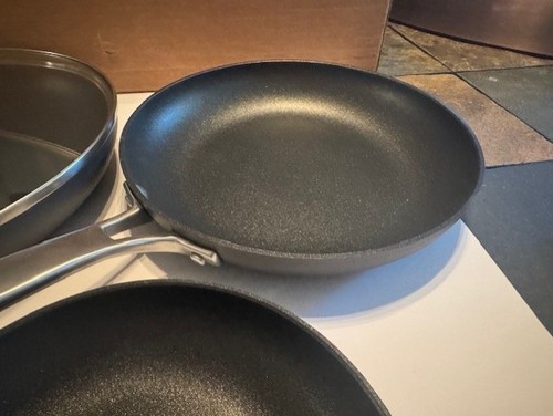 NUOVO Calphalon SET 3 PZ PADELLE RIGIDE ANODIZZATE - PADELLA COPERTA 12" + 8" & 10" - Foto 5 di 8