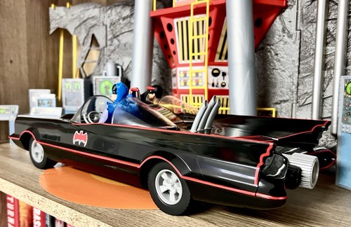 McFarlane Retro 1966 Classic Batmobile mit Batman & Robin Figuren + Batcave Set - Bild 17 von 24