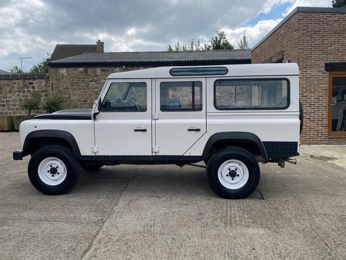 Land Rover Defender 110 county station wagon - Picture 3 of 18