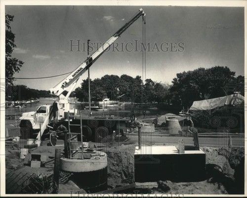 1991 Press Photo Workers replace pump station at Byram Park Beach - ctga02467