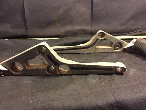 83 1983 Yamaha XJ Maxim 650 Front Rider Footpeg Step Foot Feet Peg Set + MOunts - Picture 6 of 10