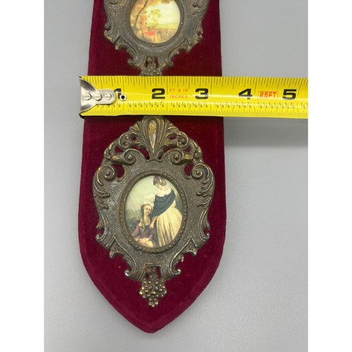 Antiguo arte de pared victoriano de terciopelo rojo borgoña con marco de latón triple de Italia - Imagen 11 de 12